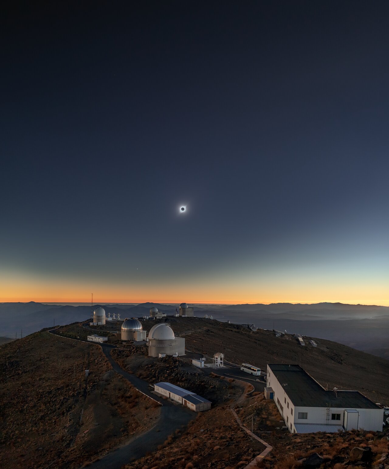 Eclipse solar total sobre el Observatorio La Silla, Región de Coquimbo, Chile