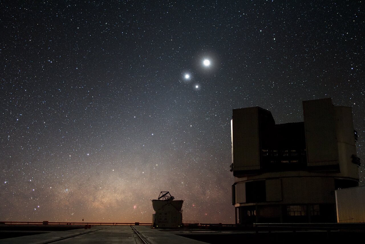 Los cuatro telescopios VLT del Observatorio Paranal al atardecer del desierto de Atacama